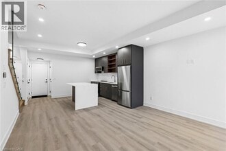 112 EVERETT Cmn in St Catharines, ON - Building Photo - Building Photo