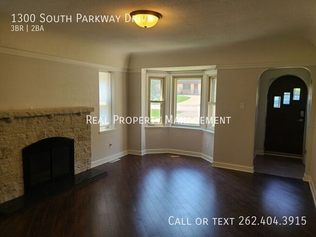 1300 Parkway Dr in Brookfield, WI - Building Photo - Building Photo