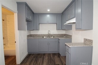 4986 Southern Ave, Unit D in South Gate, CA - Foto de edificio - Building Photo