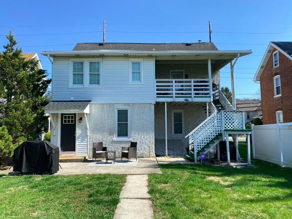 1049 Pennsylvania Ave in Emmaus, PA - Foto de edificio