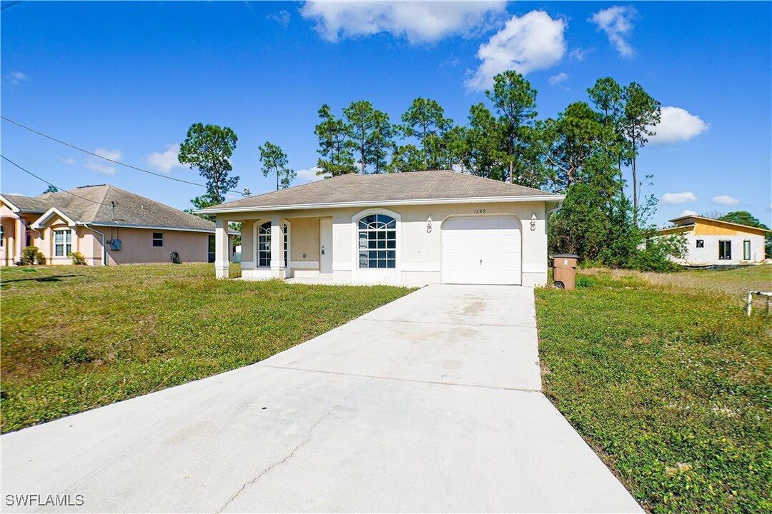 1249 Echo St E in Lehigh Acres, FL - Building Photo