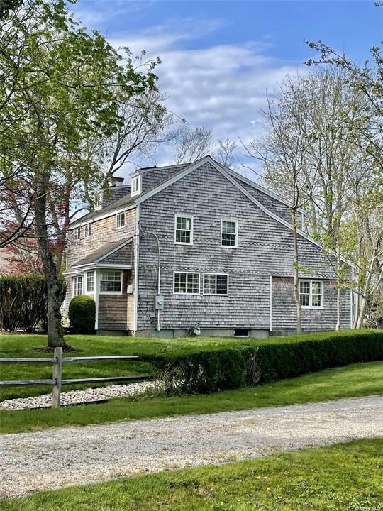 170 Laurel Ave in Southold, NY - Foto de edificio