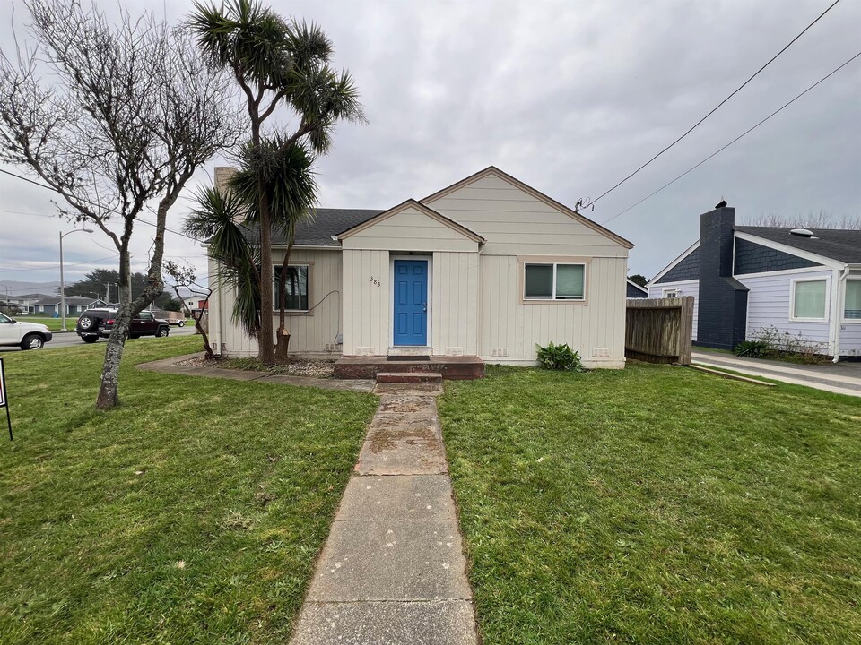 383 9th St in Crescent City, CA - Building Photo