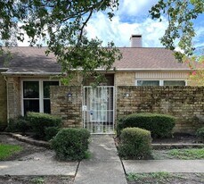 10909 Glenwolde Dr in Houston, TX - Building Photo
