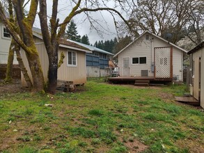 329 Willis Ave in Glendale, OR - Foto de edificio - Building Photo