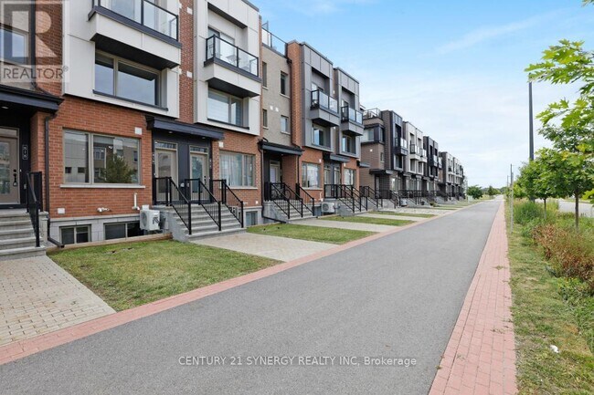 816 Mikinak Rd in Ottawa, ON - Building Photo - Building Photo