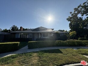 235 Delano St in Anaheim, CA - Foto de edificio - Building Photo