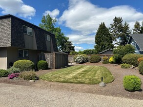 2553 Chuckanut St in Eugene, OR - Building Photo - Building Photo