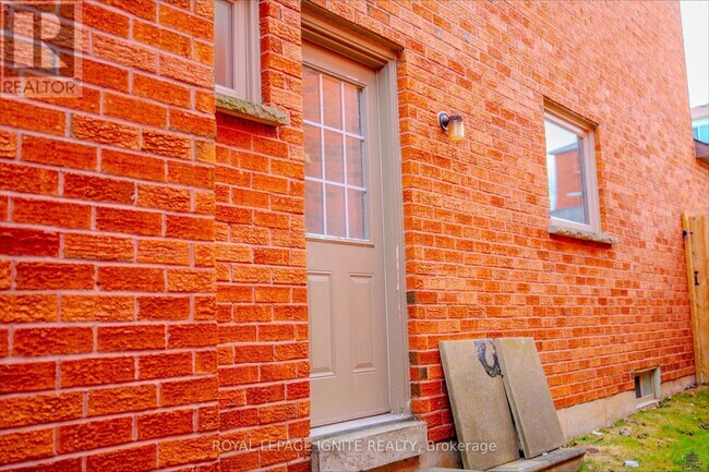 87 Fernbank Pl in Whitby, ON - Building Photo - Building Photo