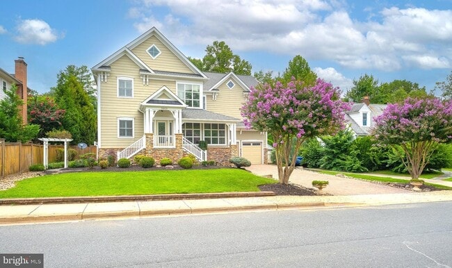 5905 Lone Oak Dr in Bethesda, MD - Building Photo - Building Photo