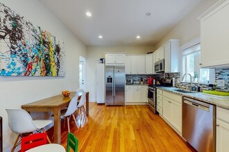 259 Willow Ave, Unit 1 in Somerville, MA - Building Photo - Building Photo