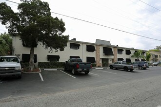 Kingston Court Apartments in Tampa, FL - Foto de edificio - Building Photo