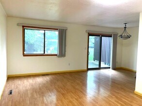 12 Sunstone Dr in Poughkeepsie, NY - Building Photo - Building Photo