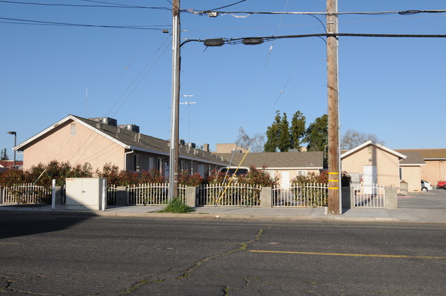 125 S 6th Ave in Oakdale, CA - Foto de edificio - Building Photo