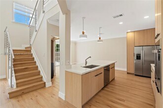 11032 NW 48th Ln in Doral, FL - Building Photo - Building Photo