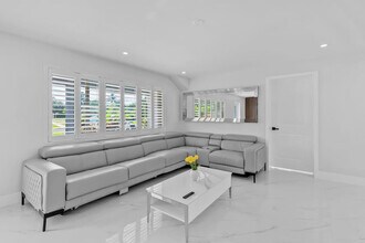 871 NW 23rd Terrace in Pompano Beach, FL - Foto de edificio - Building Photo