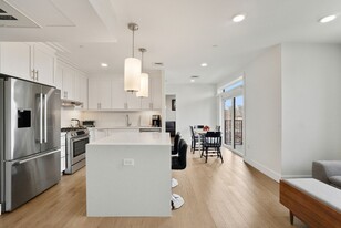 301 Border St in Boston, MA - Building Photo