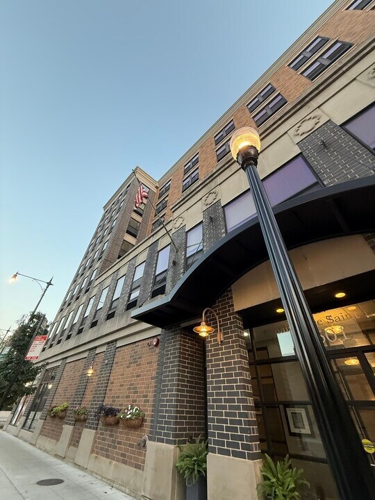 1501 W Belmont Ave in Chicago, IL - Foto de edificio