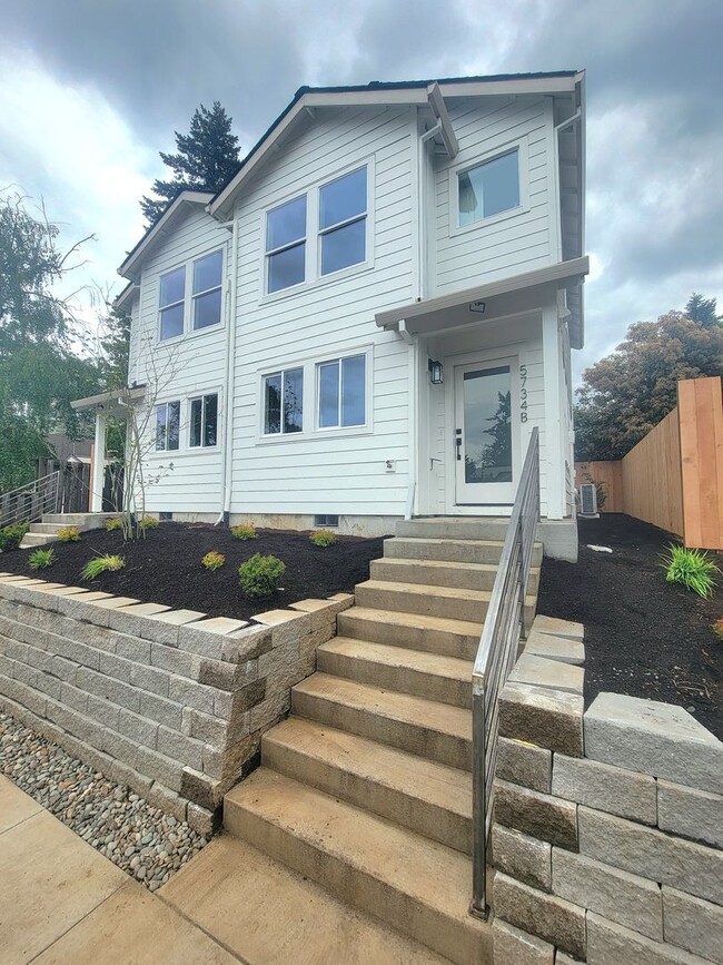 5734 NE 10th Ave in Portland, OR - Foto de edificio - Building Photo