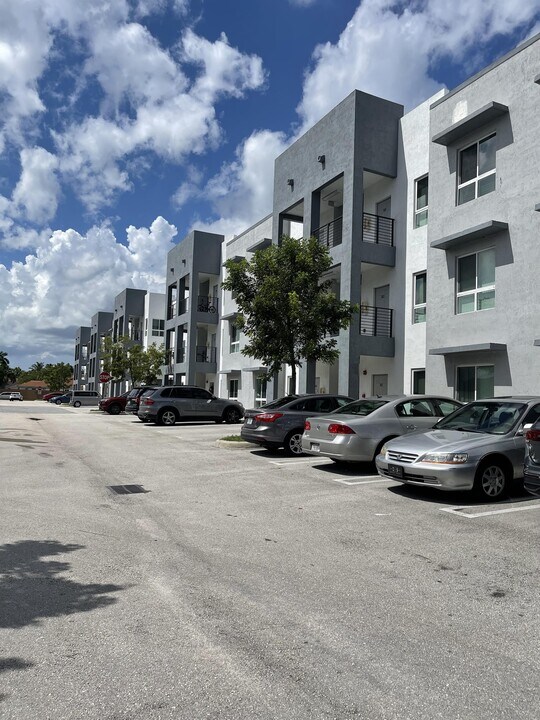 5901 NW 182nd Ln in Hialeah, FL - Building Photo