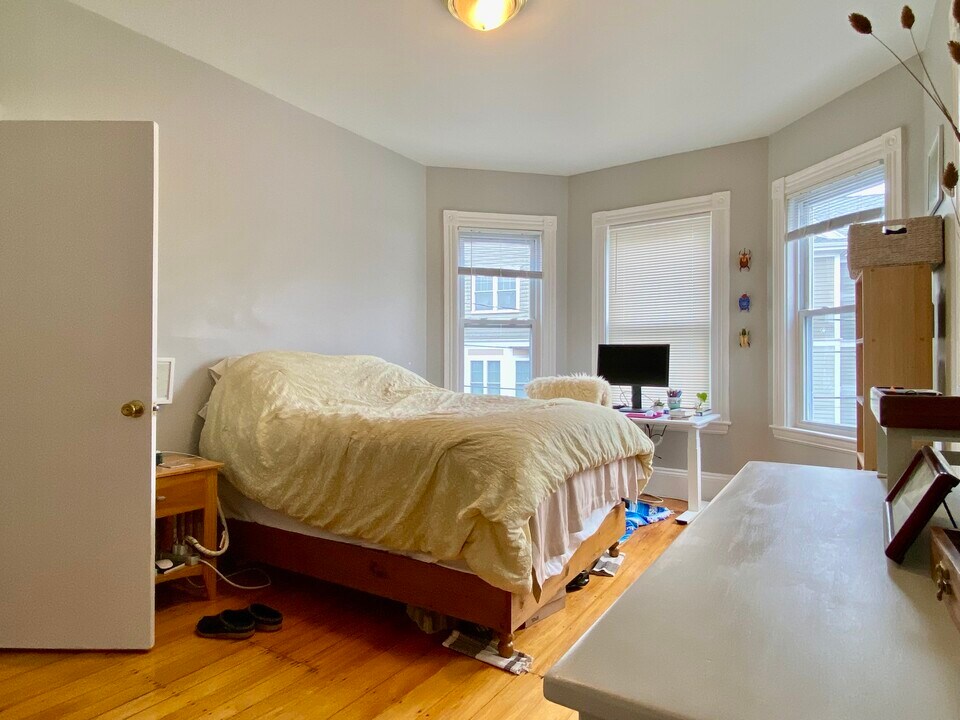 8 Eulita Ter in Boston, MA - Building Photo