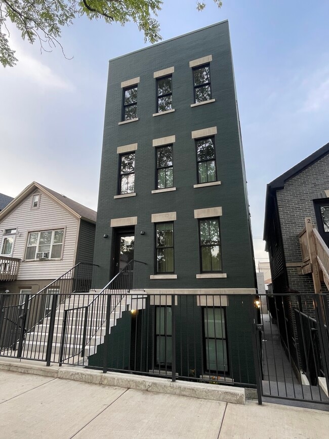1626 W 21st Pl, Unit 1R