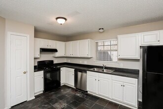 7112 Woodhinge Dr in Benbrook, TX - Foto de edificio - Building Photo