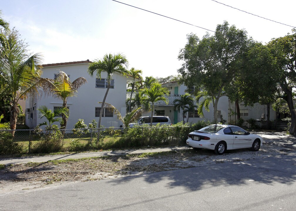 756 NE 126th St in North Miami, FL - Foto de edificio