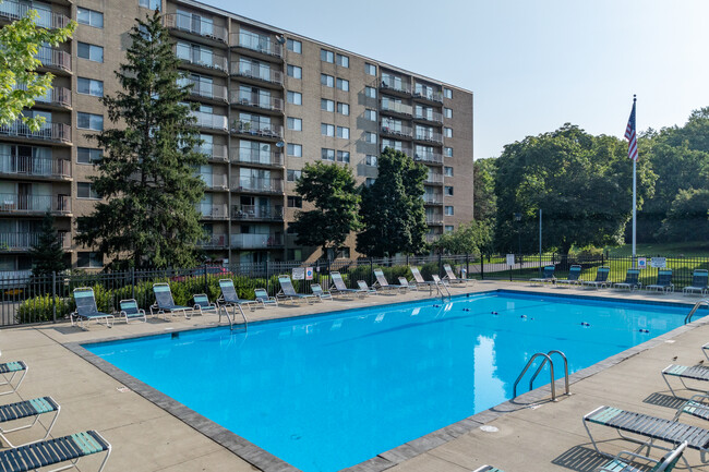 Portage Towers Apartments in Cuyahoga Falls, OH - Foto de edificio - Building Photo