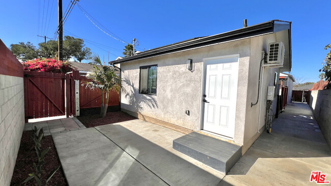 5527 W 83rd St in Los Angeles, CA - Foto de edificio - Building Photo