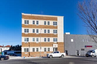 249 E Park Ave in Long Beach, NY - Foto de edificio - Building Photo