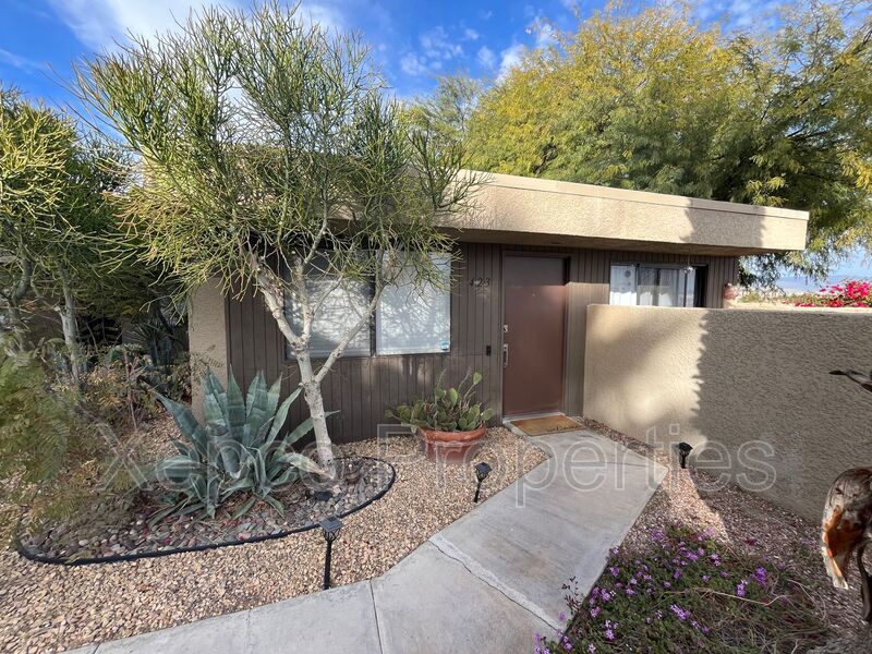 423 Bradshaw E Ln in Palm Springs, CA - Building Photo