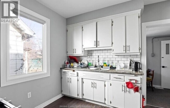 374 Rankin Ave in Windsor, ON - Foto de edificio - Building Photo