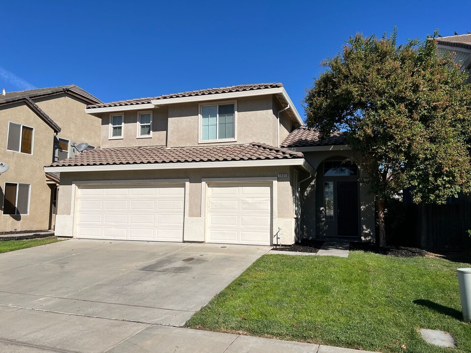 3925 Ruffed Grouse Ln in Modesto, CA - Foto de edificio