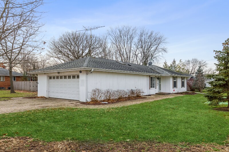 2415 Plum Tree Rd in Lindenhurst, IL - Building Photo