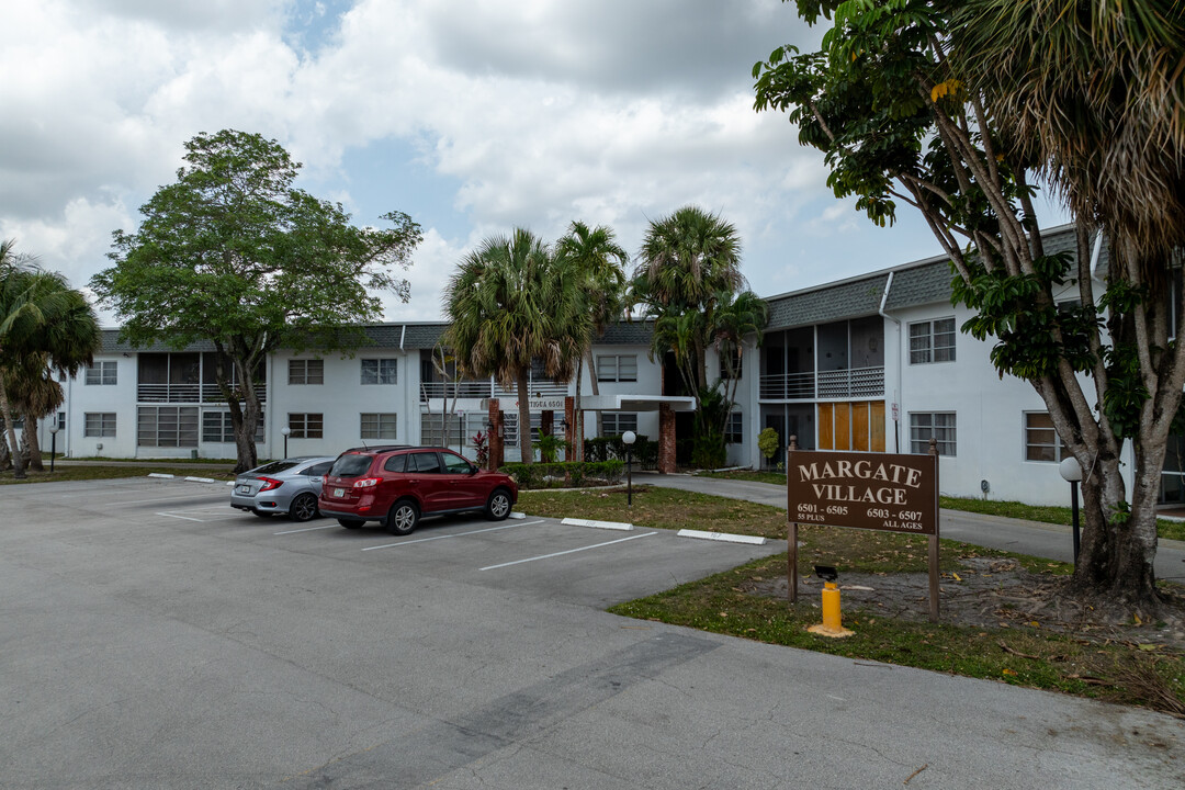 Royal Park Garden in Margate, FL - Building Photo