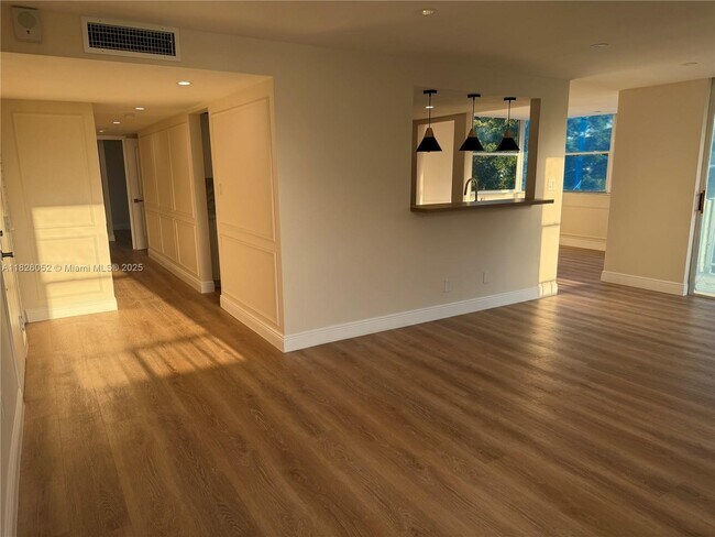 16546 NE 26th Ave in North Miami Beach, FL - Building Photo - Building Photo