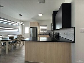 14 N 40th St in Edinburg, TX - Foto de edificio - Building Photo
