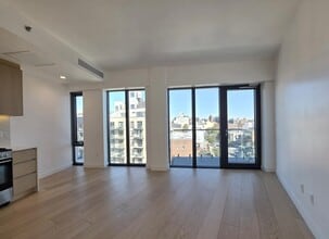 30-05 Vernon Blvd in Queens, NY - Building Photo - Building Photo