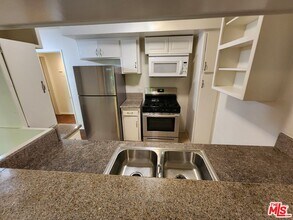 1013 N San Vicente Blvd in West Hollywood, CA - Building Photo - Building Photo