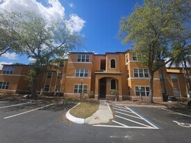 4658 Commander Dr, Unit 826 in Orlando, FL - Building Photo