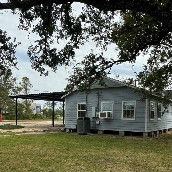 2010 E Archer Rd-Unit -5 in Baytown, TX - Building Photo