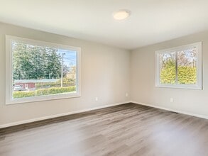 13710 156th Ave SE in Renton, WA - Foto de edificio - Building Photo