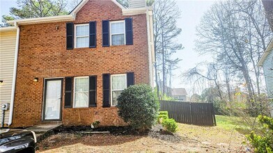 5582 Windwood Rd in Atlanta, GA - Foto de edificio - Building Photo