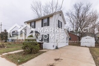 315 W Carpenter St in Freeport, IL - Building Photo - Building Photo