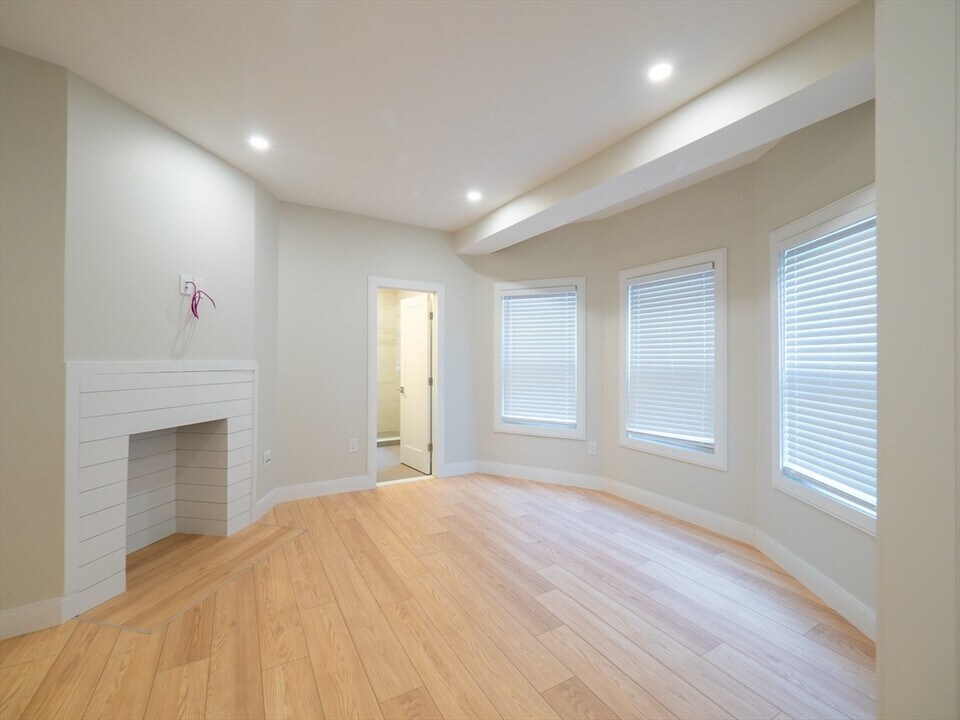 22 Winslow Rd, Unit 1 in Brookline, MA - Building Photo