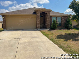 1020 Clarkston Dr in Seguin, TX - Building Photo