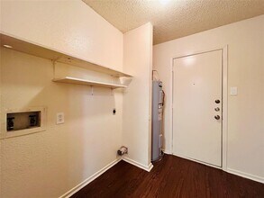 8802 Pineridge Dr in Austin, TX - Building Photo - Building Photo