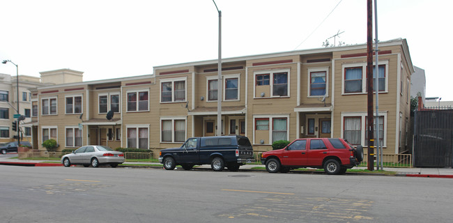 221 Raymond Ave in Pasadena, CA - Foto de edificio - Building Photo