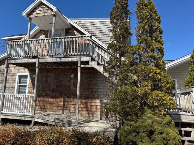 64 Old Riverhead Rd in Westhampton Beach, NY - Building Photo - Building Photo